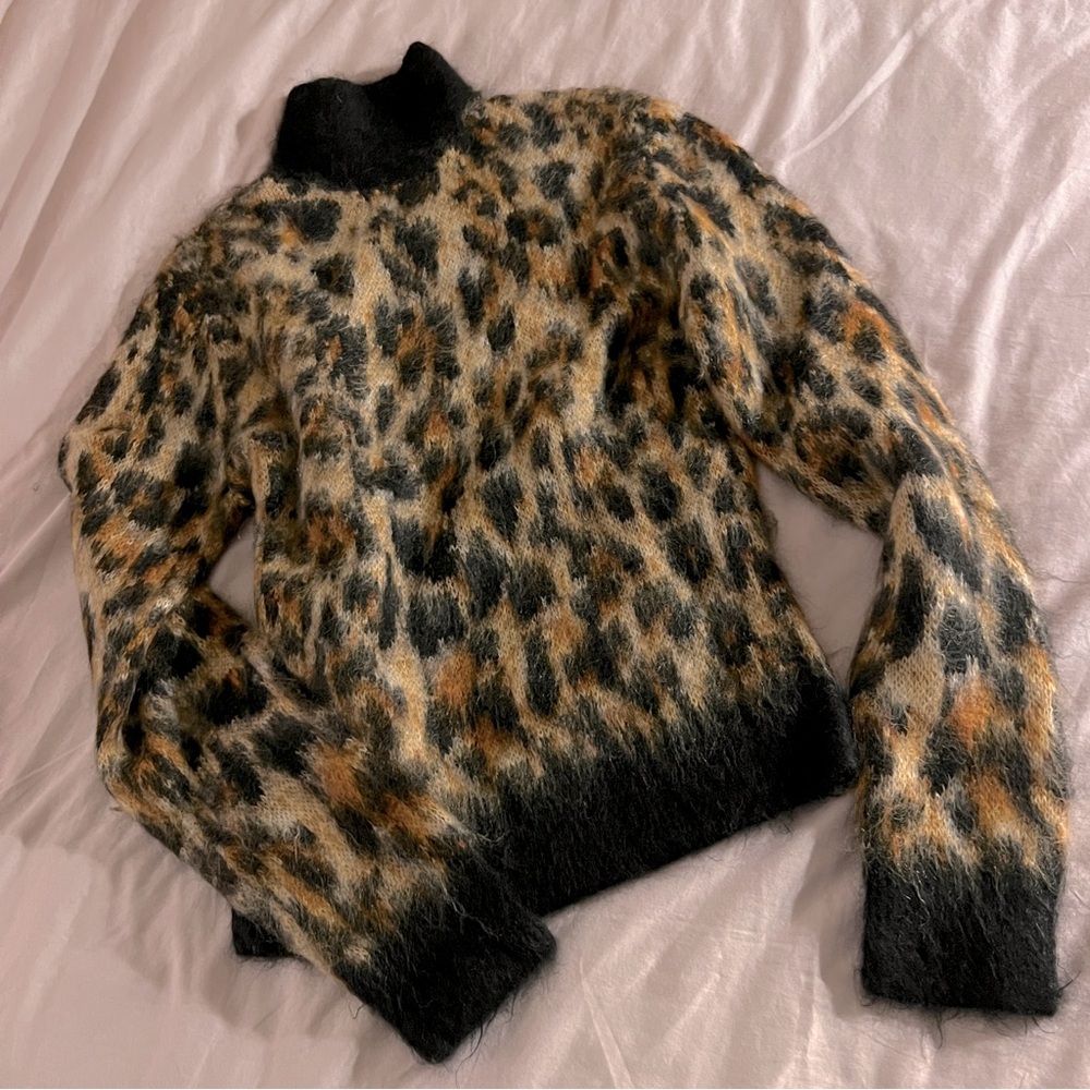 Leopard Print Knit Sweater**Free sizs
